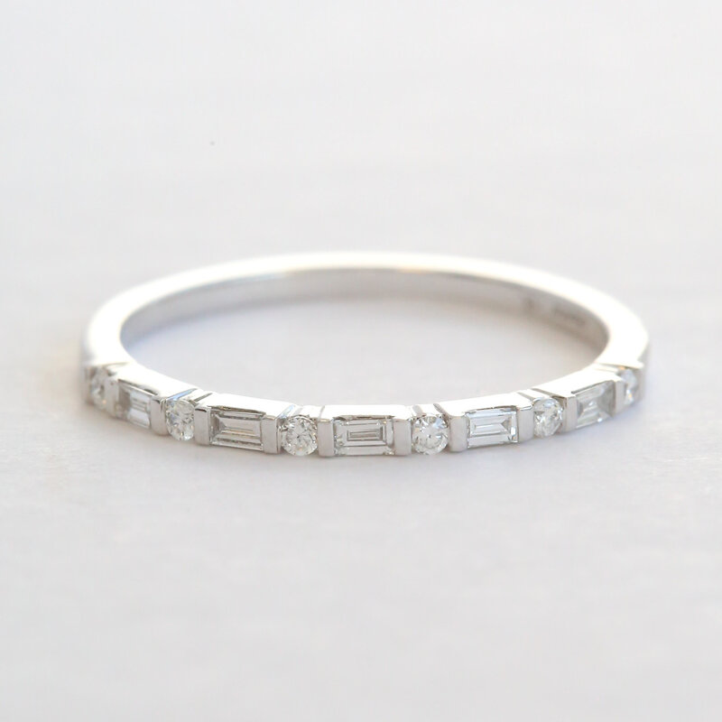 American Jewelry 14k White Gold .17ctw Diamond Emerald & Round Wedding Band