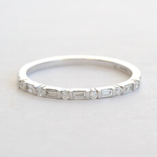 American Jewelry 14k White Gold .17ctw Diamond Emerald & Round Wedding Band