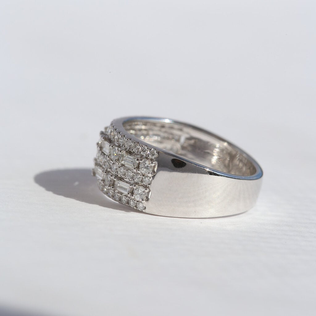 American Jewelry 14k White Gold 1.03ctw Diamond Round & Baguette Band Ring