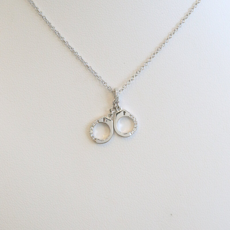 American Jewelry 14k White Gold .05ctw Diamond Accent Handcuffs Necklace