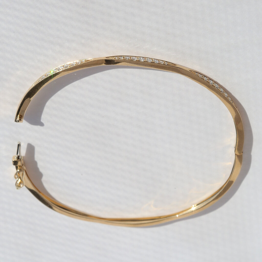 American Jewelry 14k Yellow Gold .38ctw Diamond Hinged Bangle Bracelet