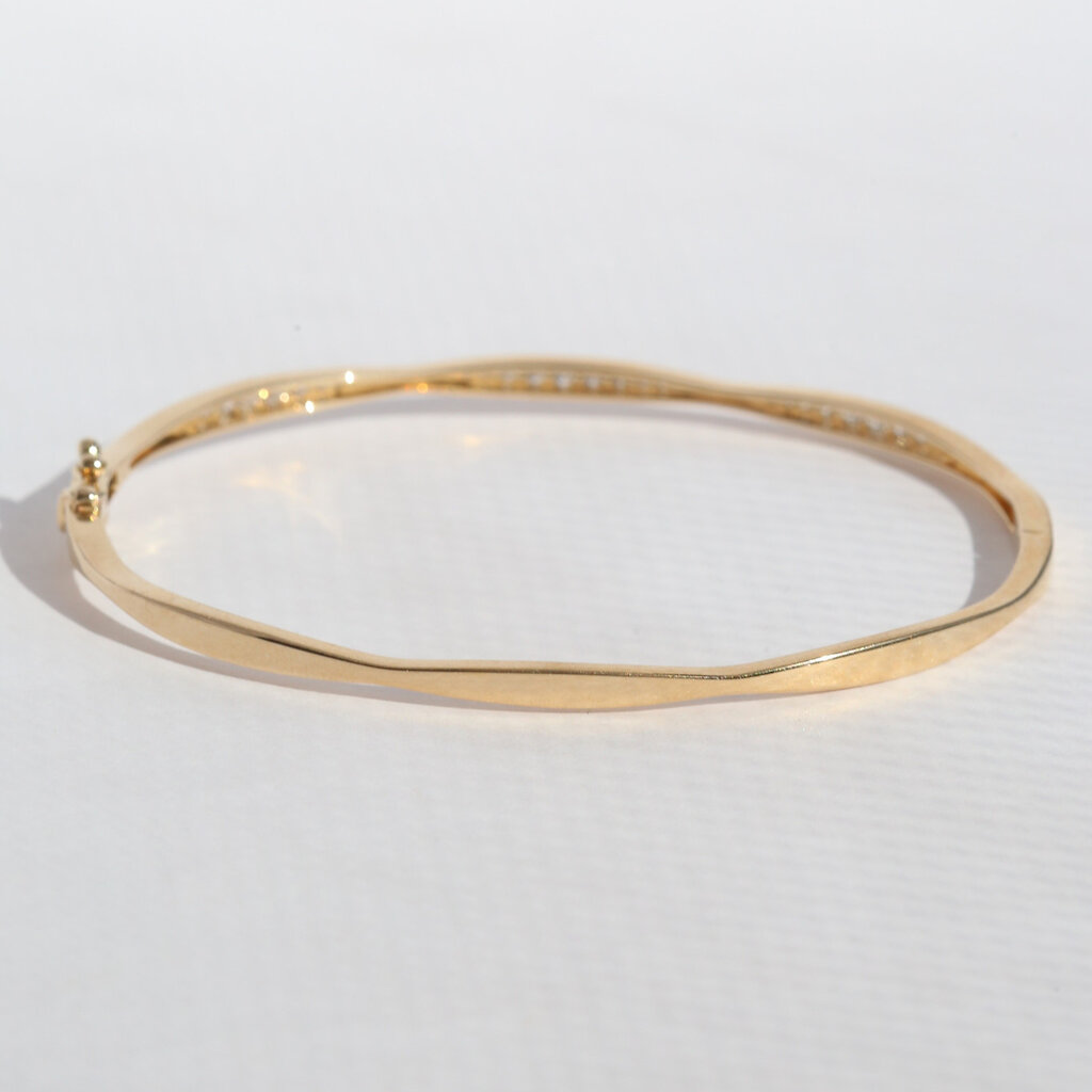 American Jewelry 14k Yellow Gold .38ctw Diamond Hinged Bangle Bracelet