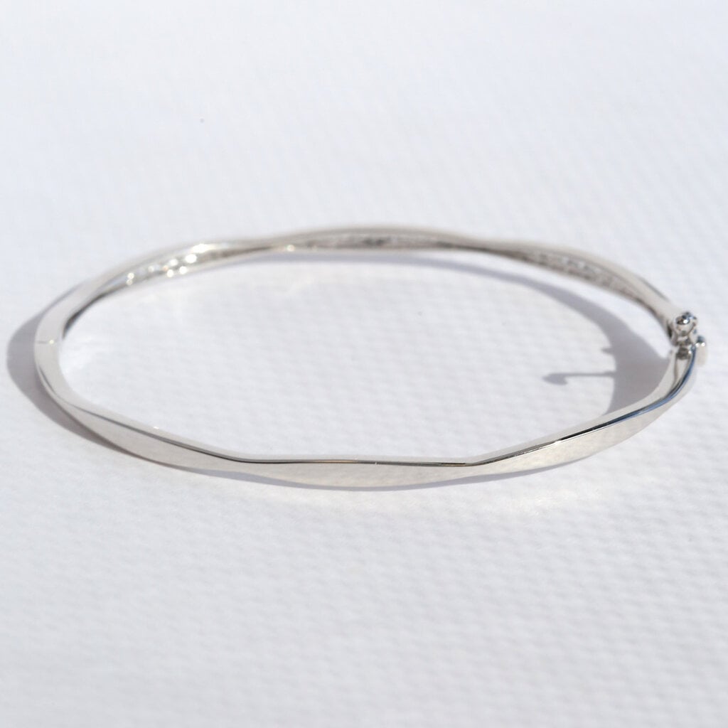 American Jewelry 14k White Gold .38ctw Diamond Hinged Bangle Bracelet
