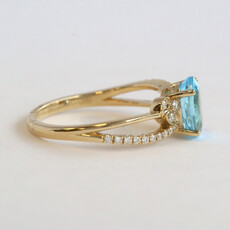 American Jewelry 14k Yellow Gold 1.55ct Blue Topaz .15ctw Diamond Oval Ring