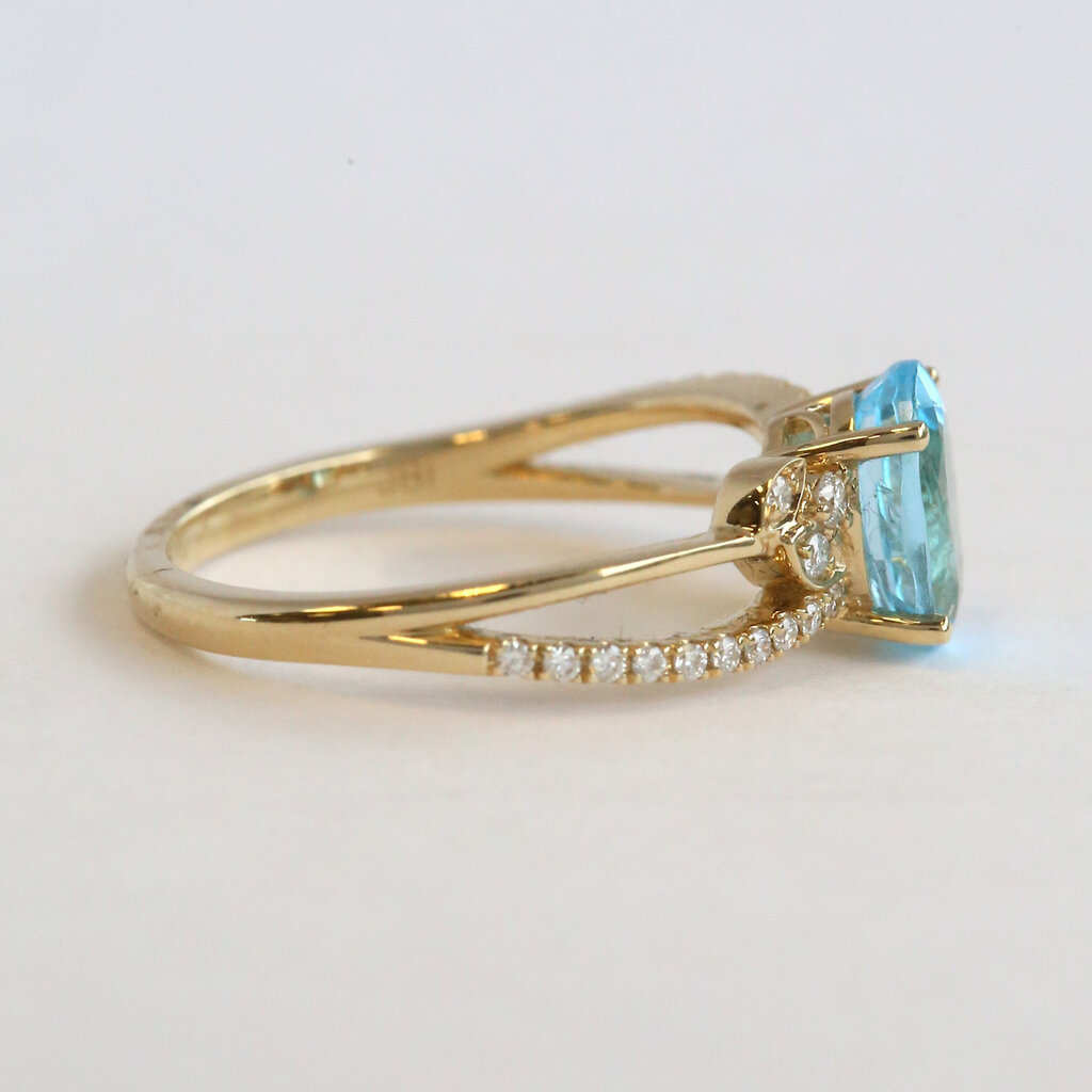American Jewelry 14k Yellow Gold 1.55ct Blue Topaz .15ctw Diamond Oval Ring