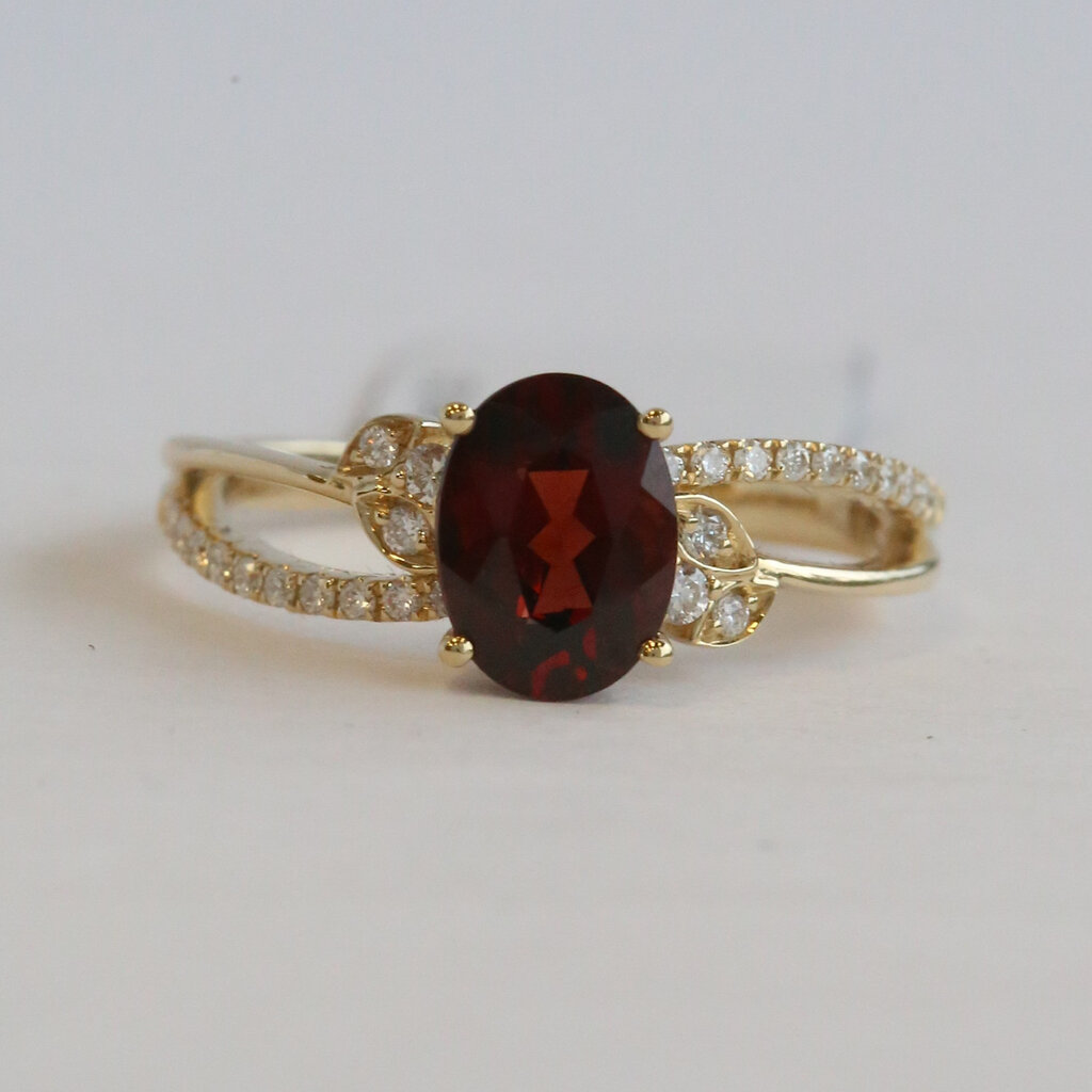 American Jewelry 14k White Gold 1.14ct Garnet .15ctw Diamond Split Shank Oval Ring