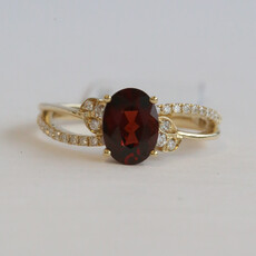 American Jewelry 14k White Gold 1.14ct Garnet .15ctw Diamond Split Shank Oval Ring