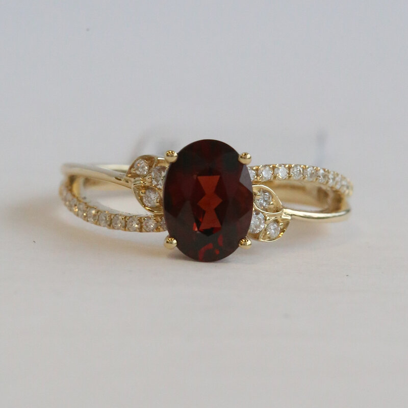 American Jewelry 14k White Gold 1.14ct Garnet .15ctw Diamond Split Shank Oval Ring