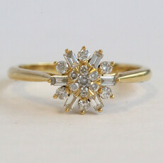 American Jewelry 18k Yellow Gold .38ctw Baguette & Round Diamond Ring