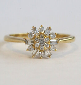 American Jewelry 18k Yellow Gold .38ctw Baguette & Round Diamond Ring
