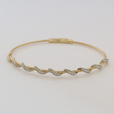 American Jewelry 14k Yellow Gold .60ctw Diamond Wrapped Design Bangle Bracelet