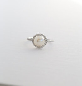 American Jewelry 14k White Gold .28ctw Diamond Halo Akoya Pearl Ring