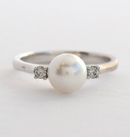 American Jewelry 14k White Gold .10ctw Diamond & Akoya Pearl Ring