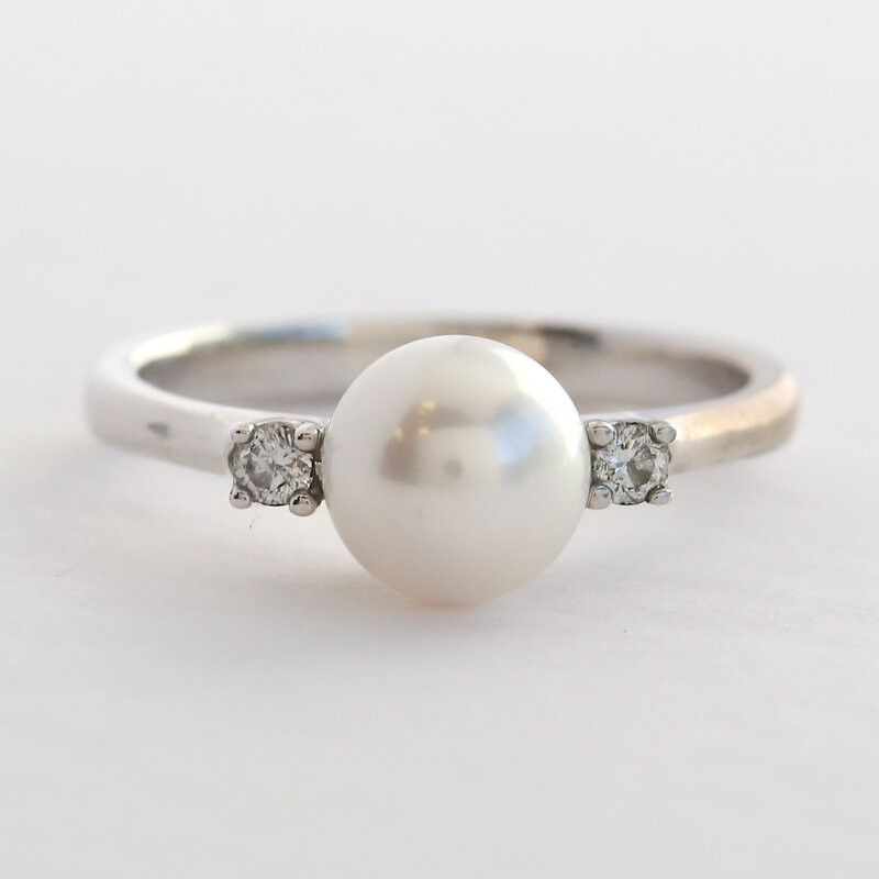 American Jewelry 14k White Gold .10ctw Diamond & Akoya Pearl Ring