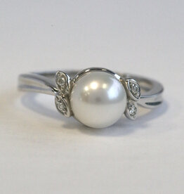American Jewelry 14k White Gold 7.5-8mm Akoya Pearl .03ctw Diamond Accent Ring