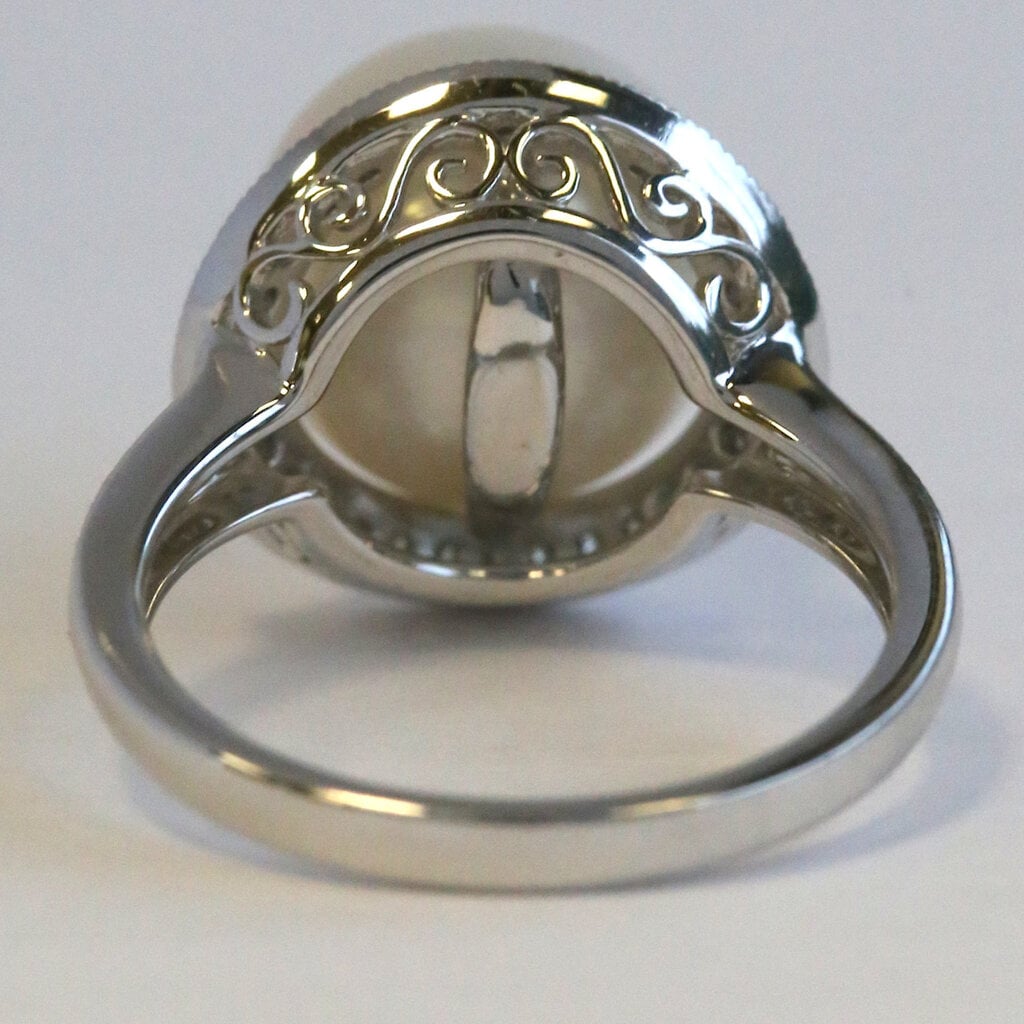 American Jewelry 14k White Gold Approx. .40ctw Diamond Halo Akoya Pearl Ring