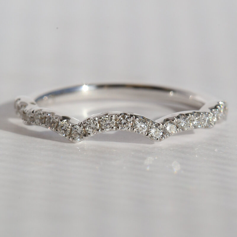 American Jewelry 14k White Gold .26ctw Diamond Curved Wedding Band