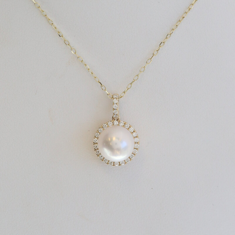 American Jewelry 14k Yellow Gold .21ctw Diamond Akoya Pearl Halo Neckalce