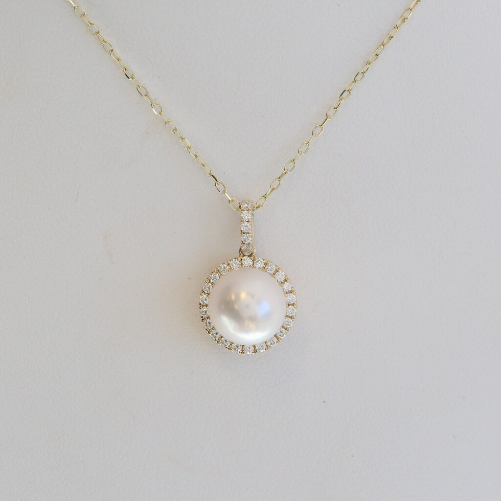 American Jewelry 14k Yellow Gold .21ctw Diamond Akoya Pearl Halo Neckalce