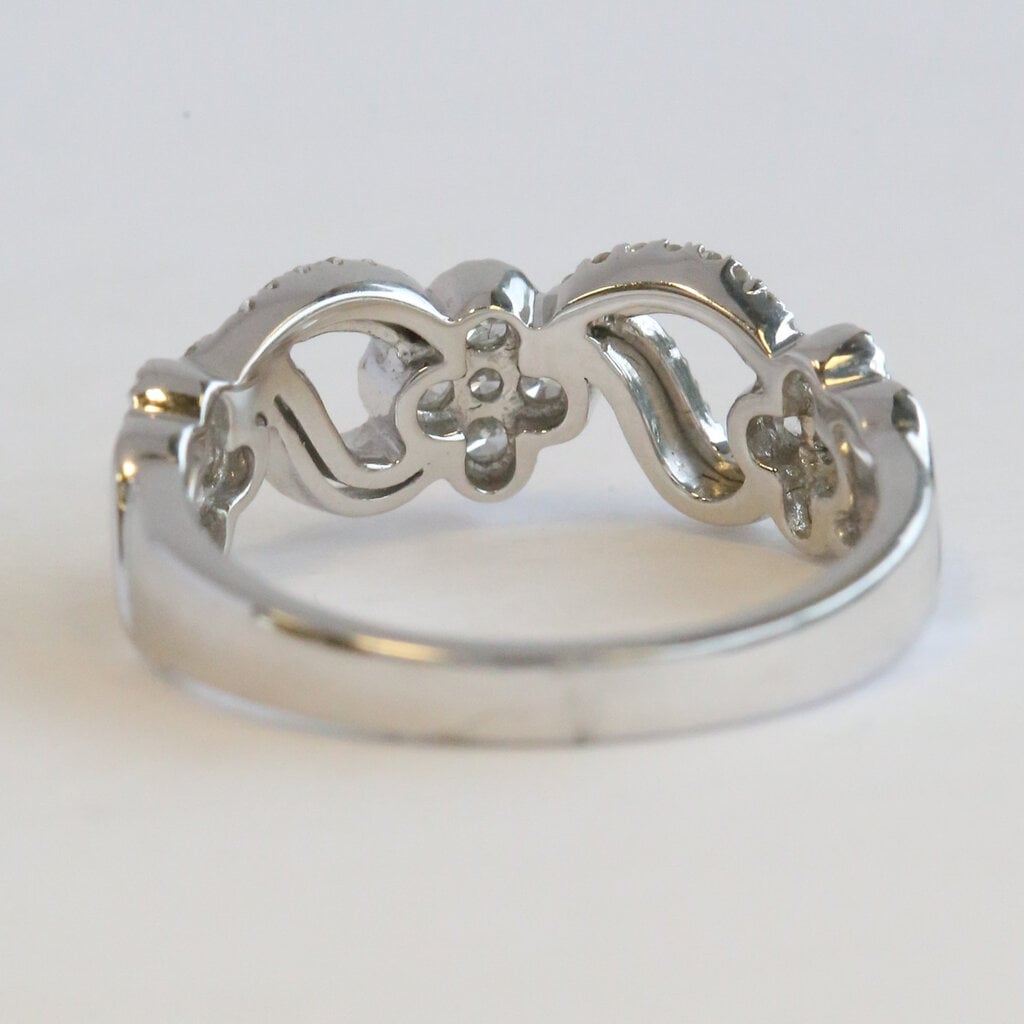 American Jewelry 18k White Gold .57ctw Diamond Milgrain Clover Band Ring