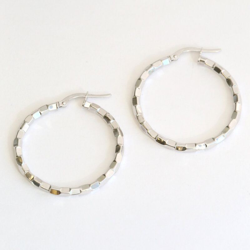 American Jewelry 14k White Gold Hammered Finish Hoop Earrings