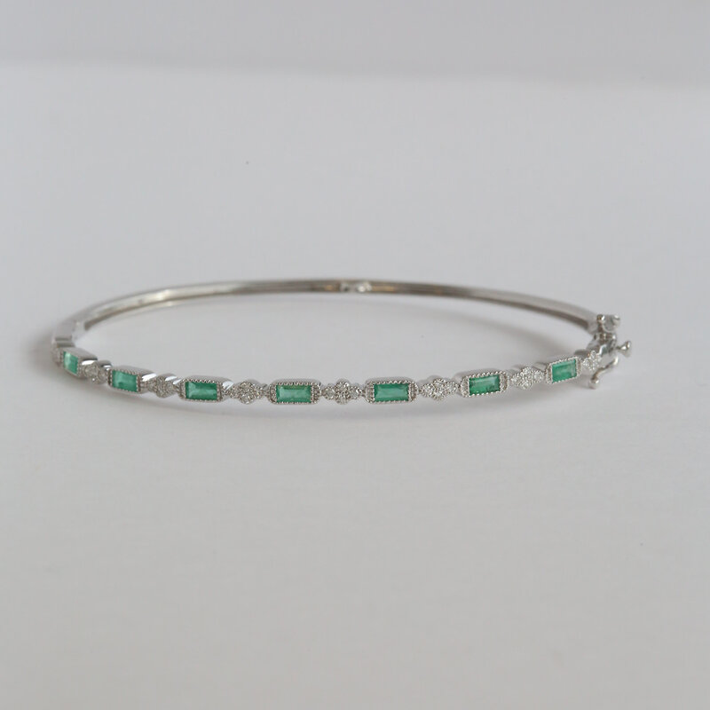 American Jewelry 14k White Gold 1.34ctw Emerald .22ctw Diamong Milgrain Bangle Bracelet