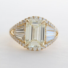 American Jewelry 18k Yellow Gold 5.27ctw (4.02 L/VS1 IGI Ctr) Emerald & Baguette Cut Diamond Split Shank Engagement Ring