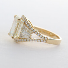 American Jewelry 18k Yellow Gold 5.27ctw (4.02 L/VS1 IGI Ctr) Emerald & Baguette Cut Diamond Split Shank Engagement Ring