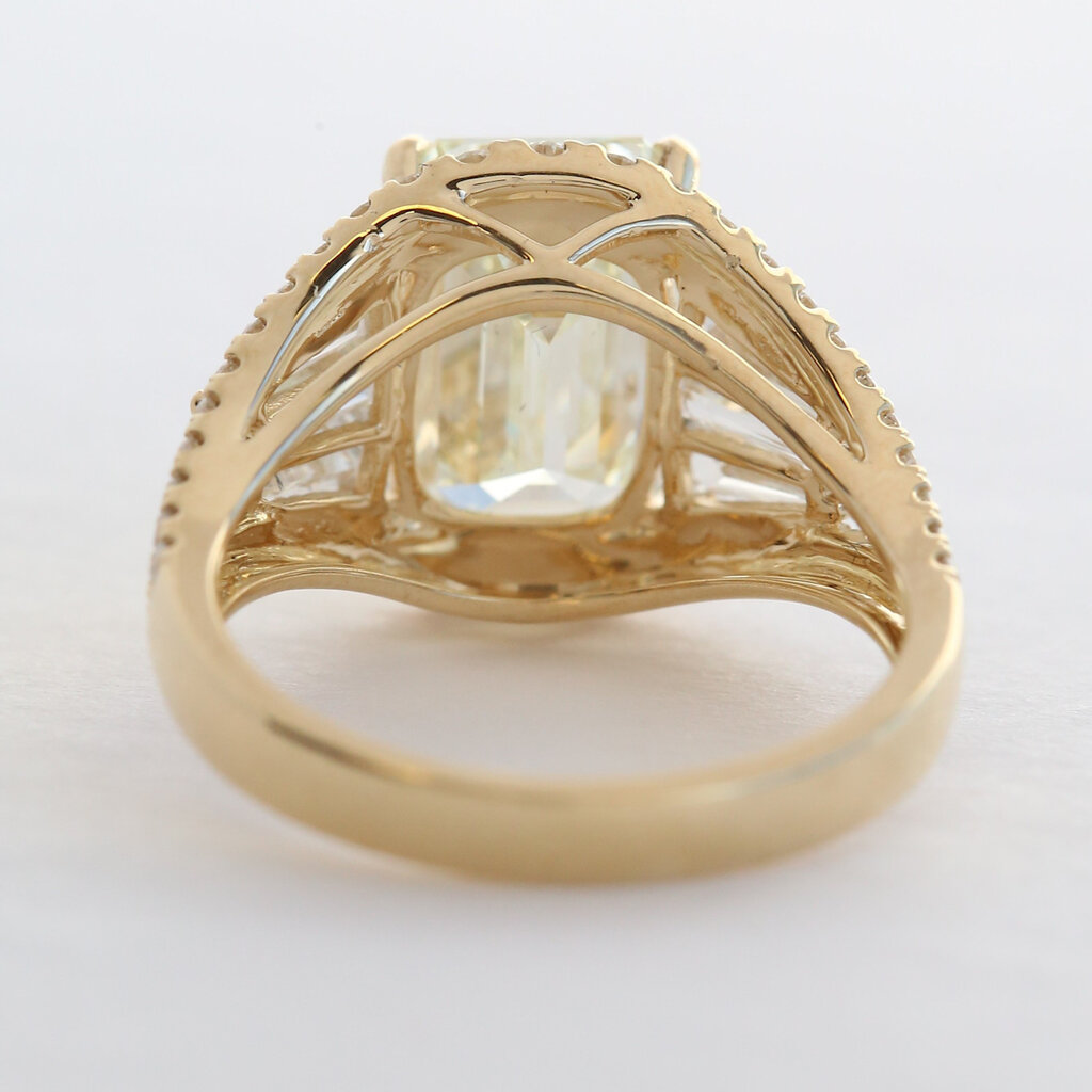 American Jewelry 18k Yellow Gold 5.27ctw (4.02 L/VS1 IGI Ctr) Emerald & Baguette Cut Diamond Split Shank Engagement Ring