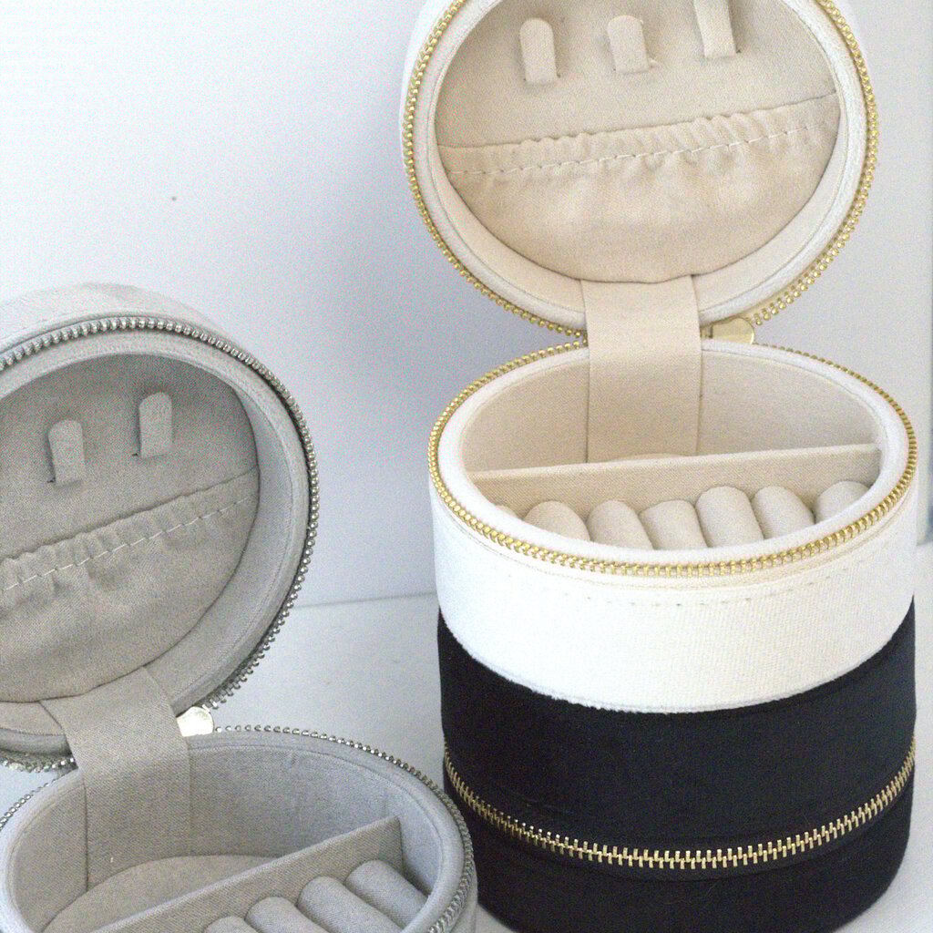 American Jewelry Round Zip Velvet Jewelry Travel Case (Black)