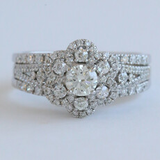 American Jewelry ESTATE 14k Approx. 1.50ctw Diamond Flower Halo Wedding Band Engagement Ring Set