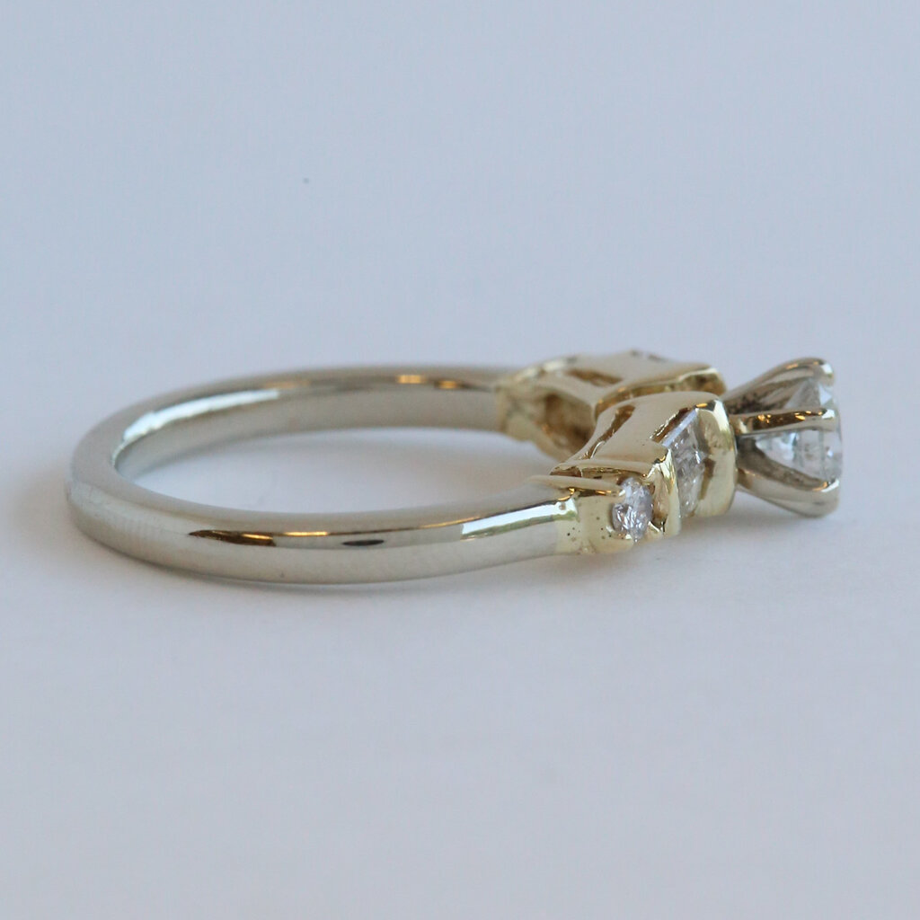 American Jewelry ESTATE 10kw/14ky Approx. .60ctw (.35 H/I1 Ctr) Round & Baguette Diamond Accented Solitaire Engagement Ring