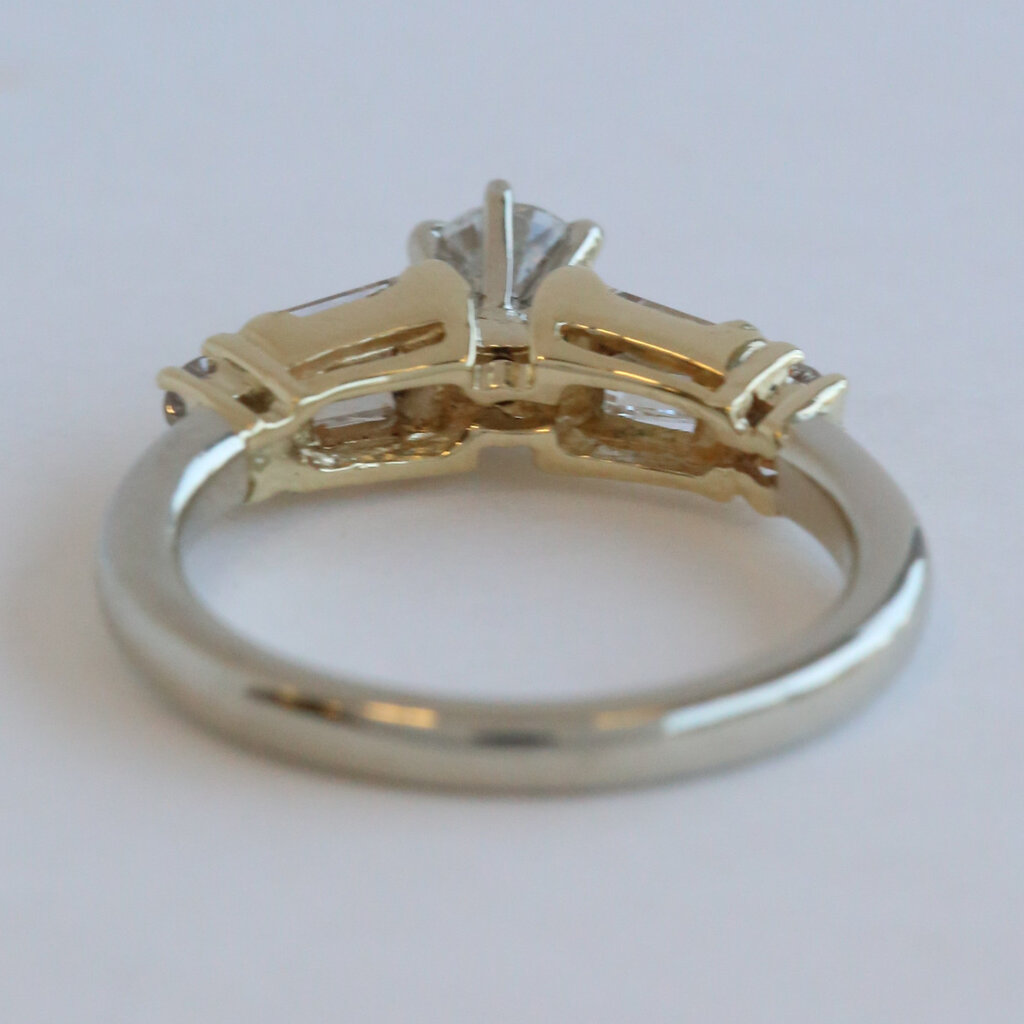 American Jewelry ESTATE 10kw/14ky Approx. .60ctw (.35 H/I1 Ctr) Round & Baguette Diamond Accented Solitaire Engagement Ring