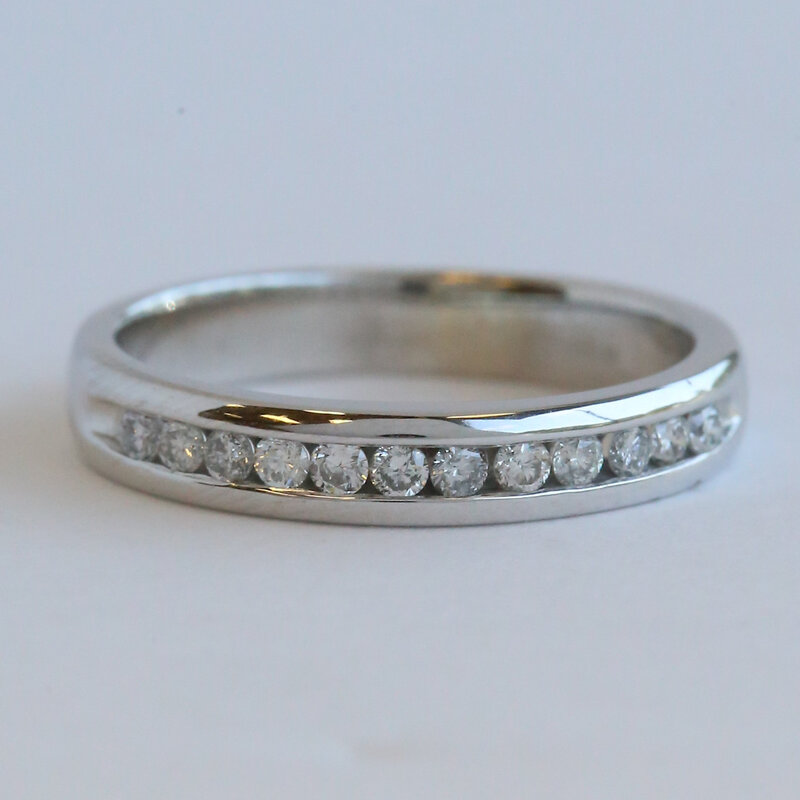 American Jewelry ESTATE 14k Approx .20ctw Diamond Channel Set Band Ring