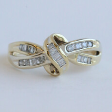 American Jewelry ESTATE 10k Yellow Gold Approx. .20ctw Diamond Knot Ring