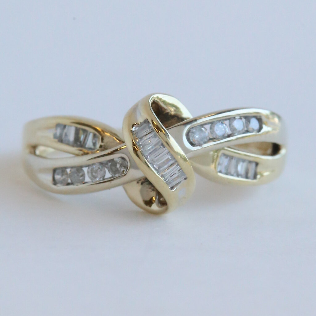American Jewelry ESTATE 10k Yellow Gold Approx. .20ctw Diamond Knot Ring