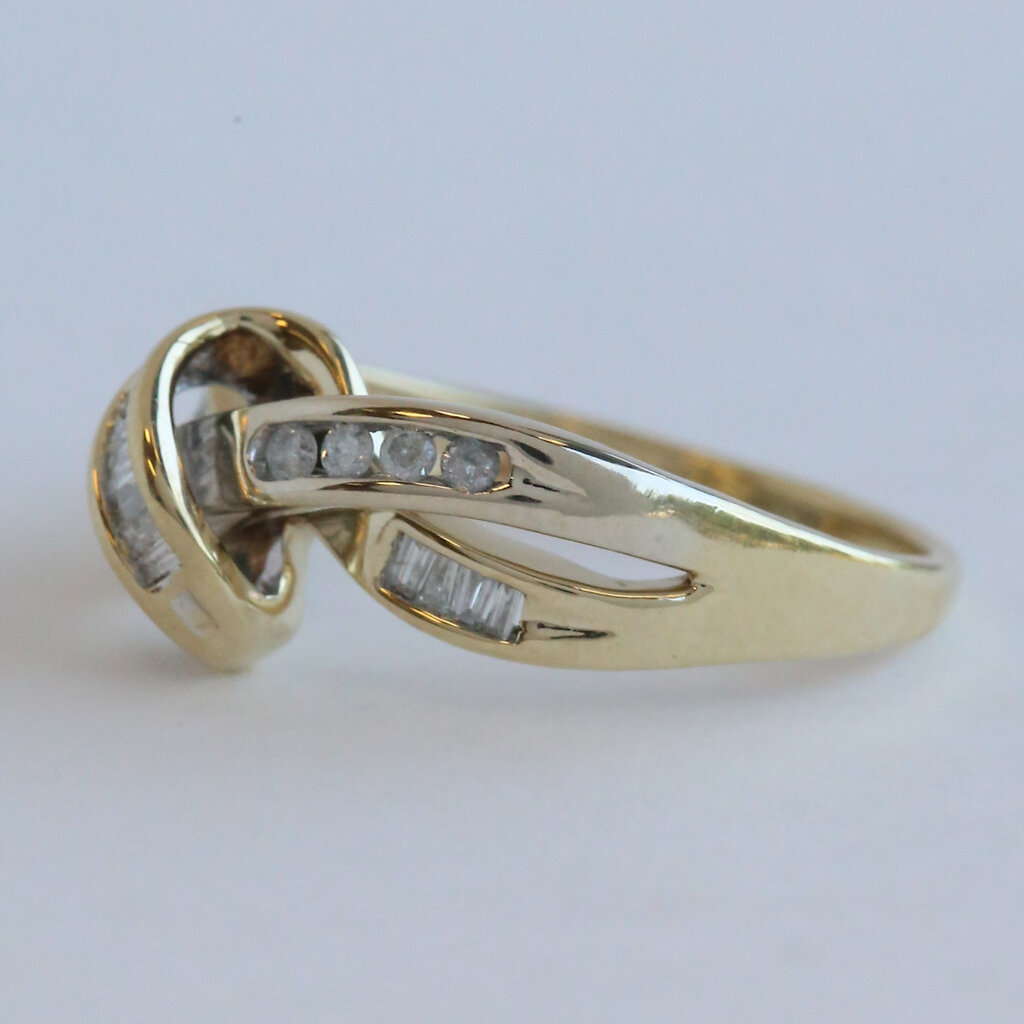 American Jewelry ESTATE 10k Yellow Gold Approx. .20ctw Diamond Knot Ring