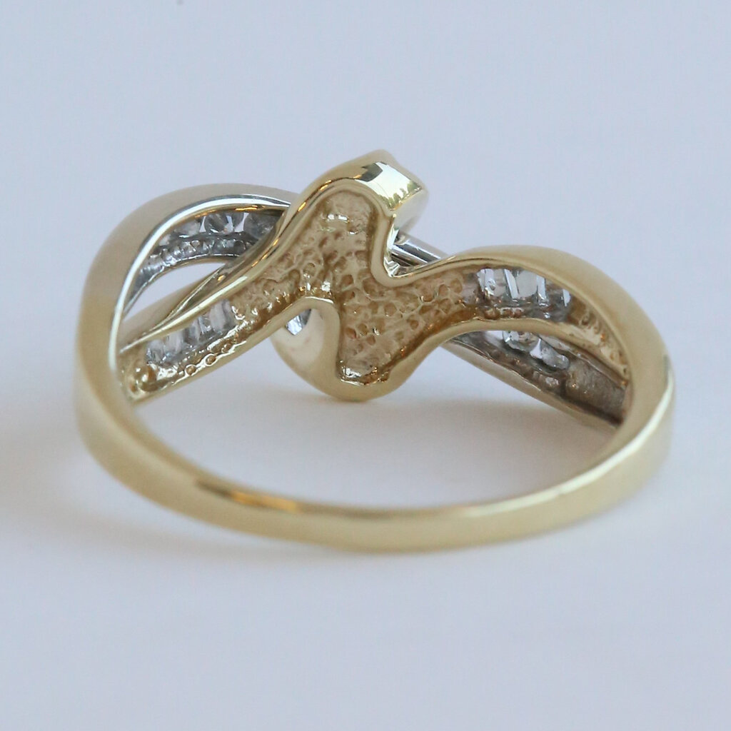 American Jewelry ESTATE 10k Yellow Gold Approx. .20ctw Diamond Knot Ring