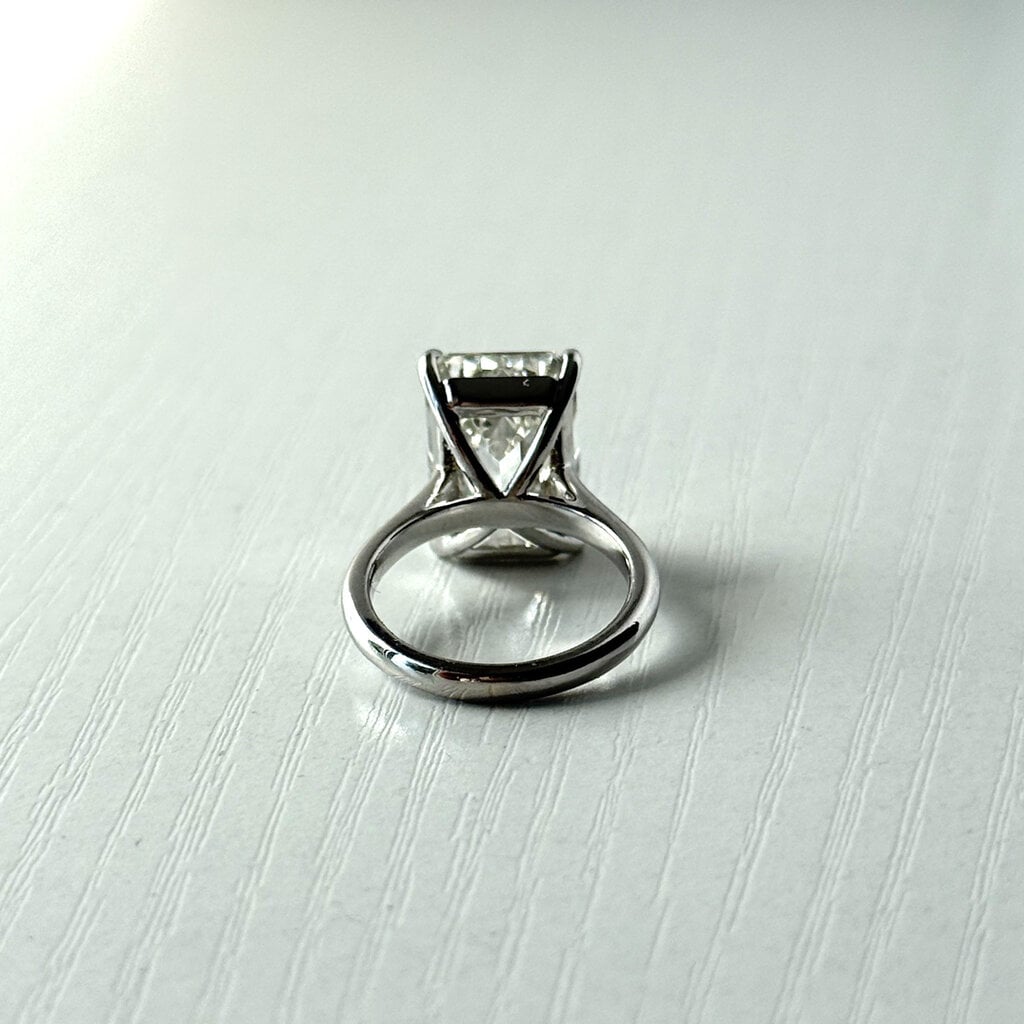 14k White Gold 9.10ct G/VS IGI Emerald Lab Grown Cathedral Solitaire Engagement Ring