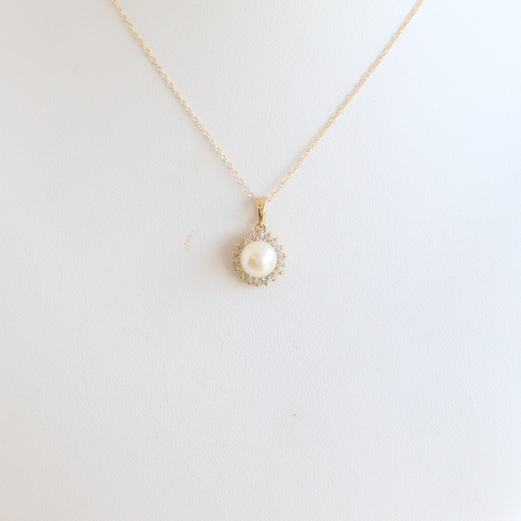 American Jewelry ESTATE 10k Yellow Gold Approx .15ctw Diamond Halo Pearl Necklace