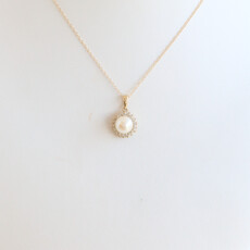 American Jewelry ESTATE 10k Yellow Gold Approx .15ctw Diamond Halo Pearl Necklace