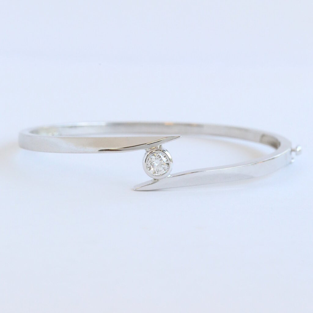 American Jewelry ESTATE 14k White Gold 1/2ct G/I1 Round Diamond Bezel Bypass Bangle Bracelet