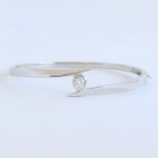 American Jewelry ESTATE 14k White Gold 1/2ct G/I1 Round Diamond Bezel Bypass Bangle Bracelet