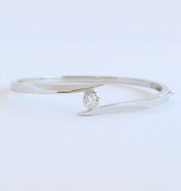 American Jewelry ESTATE 14k White Gold 1/2ct G/I1 Round Diamond Bezel Bypass Bangle Bracelet