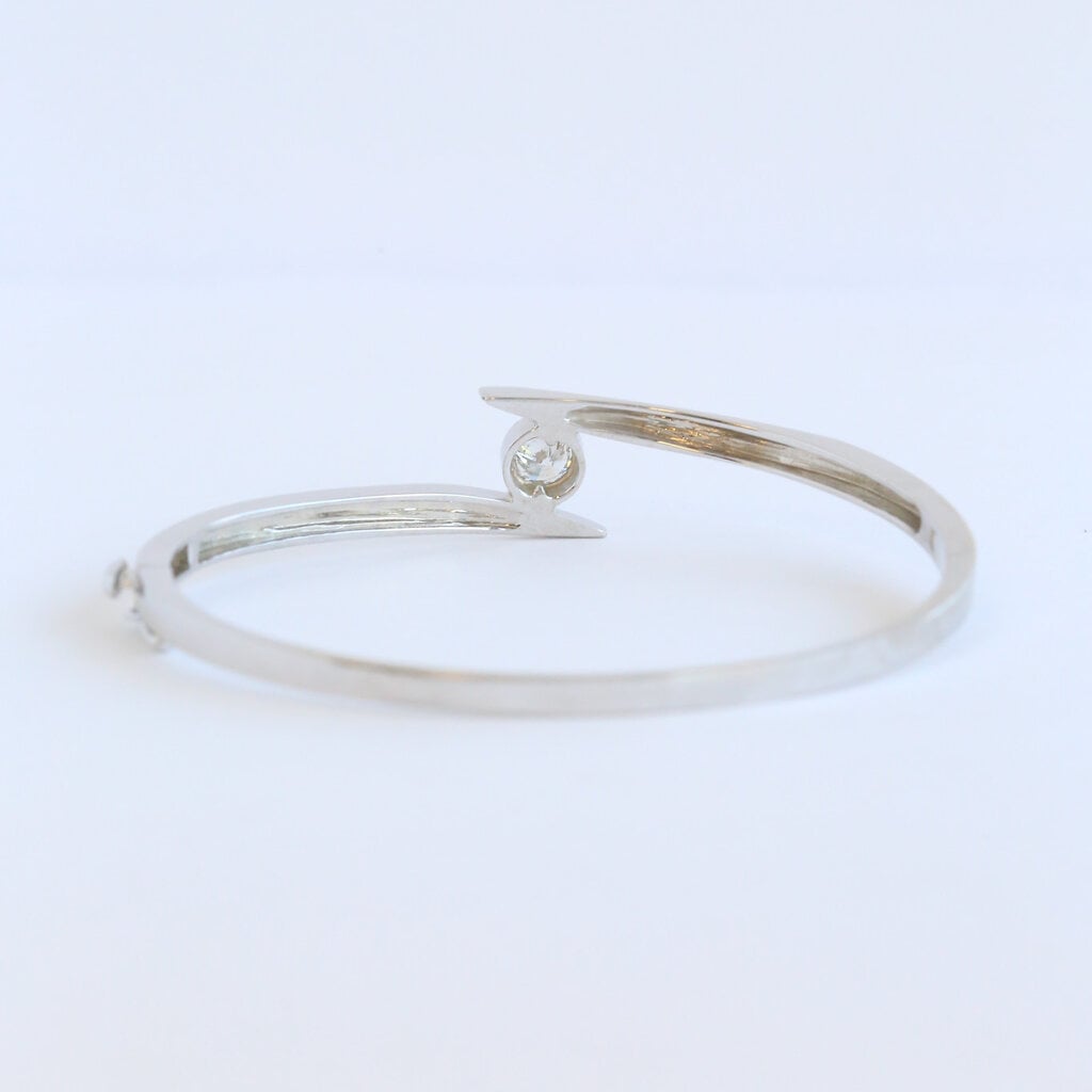 American Jewelry ESTATE 14k White Gold 1/2ct G/I1 Round Diamond Bezel Bypass Bangle Bracelet