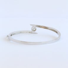 American Jewelry ESTATE 14k White Gold 1/2ct G/I1 Round Diamond Bezel Bypass Bangle Bracelet