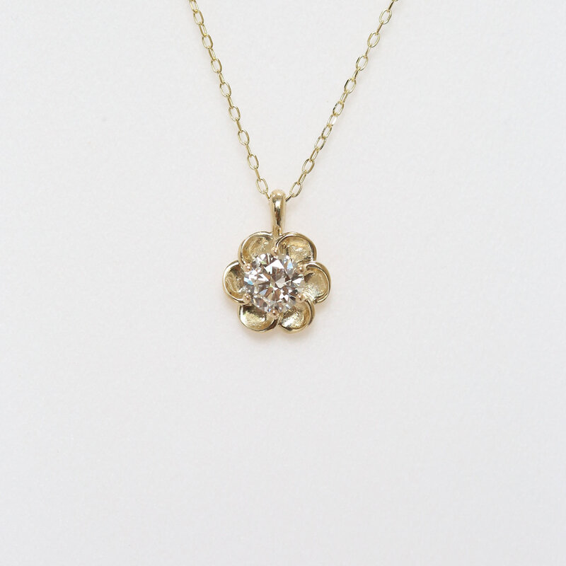 American Jewelry 14k Yellow Gold .71ct E/VS2 Round Brilliant Buttercup Flower Solitaire Pendant