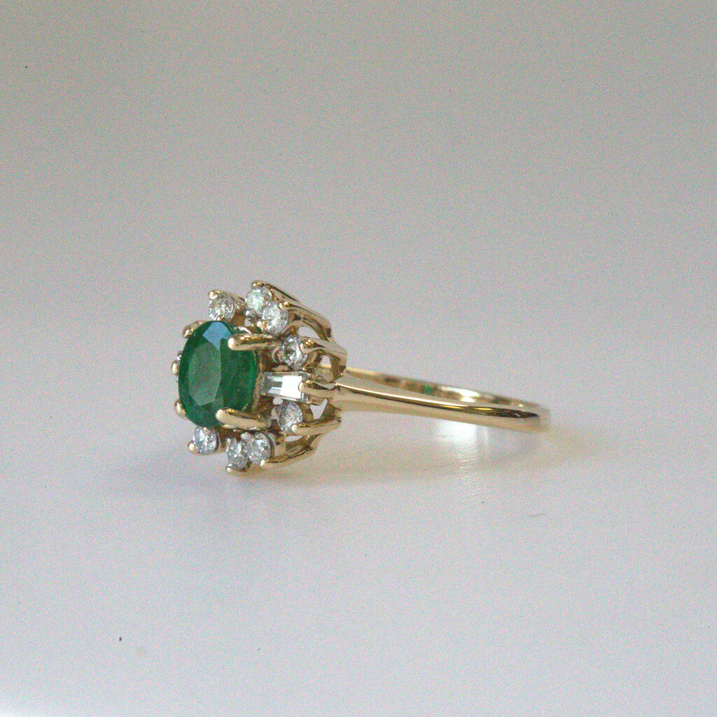 American Jewelry ESTATE 14k Yellow Gold 1/4ctw Diamond & 1/2ct Oval Emerald Diamond Halo Ring (Size 6.5)