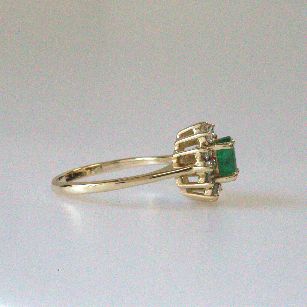 American Jewelry ESTATE 14k Yellow Gold 1/4ctw Diamond & 1/2ct Oval Emerald Diamond Halo Ring (Size 6.5)