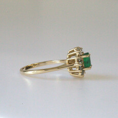 American Jewelry ESTATE 14k Yellow Gold 1/4ctw Diamond & 1/2ct Oval Emerald Diamond Halo Ring (Size 6.5)